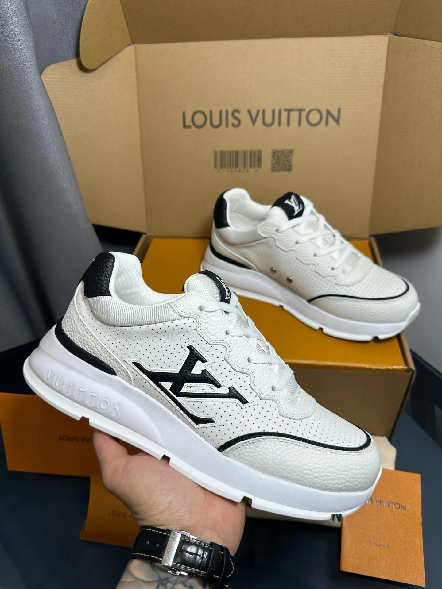 Factory price: 700💰🌈LV | Louis Vuitton 2025𝐬𝐬 🧡💚2025 spring and summer new style top version‼ ️The original version is the same. The counter focuses on the latest casual shoes and new hard goods🆕 ❥Purchasing agent level! Full of high-end feel! A popular model among bloggers at home and abroad, it’s retro and fashionable, and looks stunning on your feet! Wear a lot of happiness! The official website's main recommendation★ ━━━━━ ЅᏇєєt ━━━━━ ▪️Upper: Original custom-made imported calfskin fabric ▪️Inner: breathable gauze imported from Italy ▪️Outsole: rubber foam ➕t men's men's shoes 💰u high-end outsole ▪️Color: nine colors available ▪️Shoe size: 35-44, (45, 46 customized)